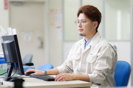 豊田自動織機への出向でトヨタ生産方式を実地で学びました。
